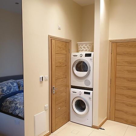 London Luxury Apartments 3 Bedroom Sleeps 8 With 3 Bathrooms 5 Mins Walk To Tube Station Free Parking Илфорд Экстерьер фото