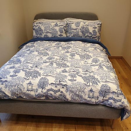 London Luxury Apartments 3 Bedroom Sleeps 8 With 3 Bathrooms 5 Mins Walk To Tube Station Free Parking Илфорд Экстерьер фото