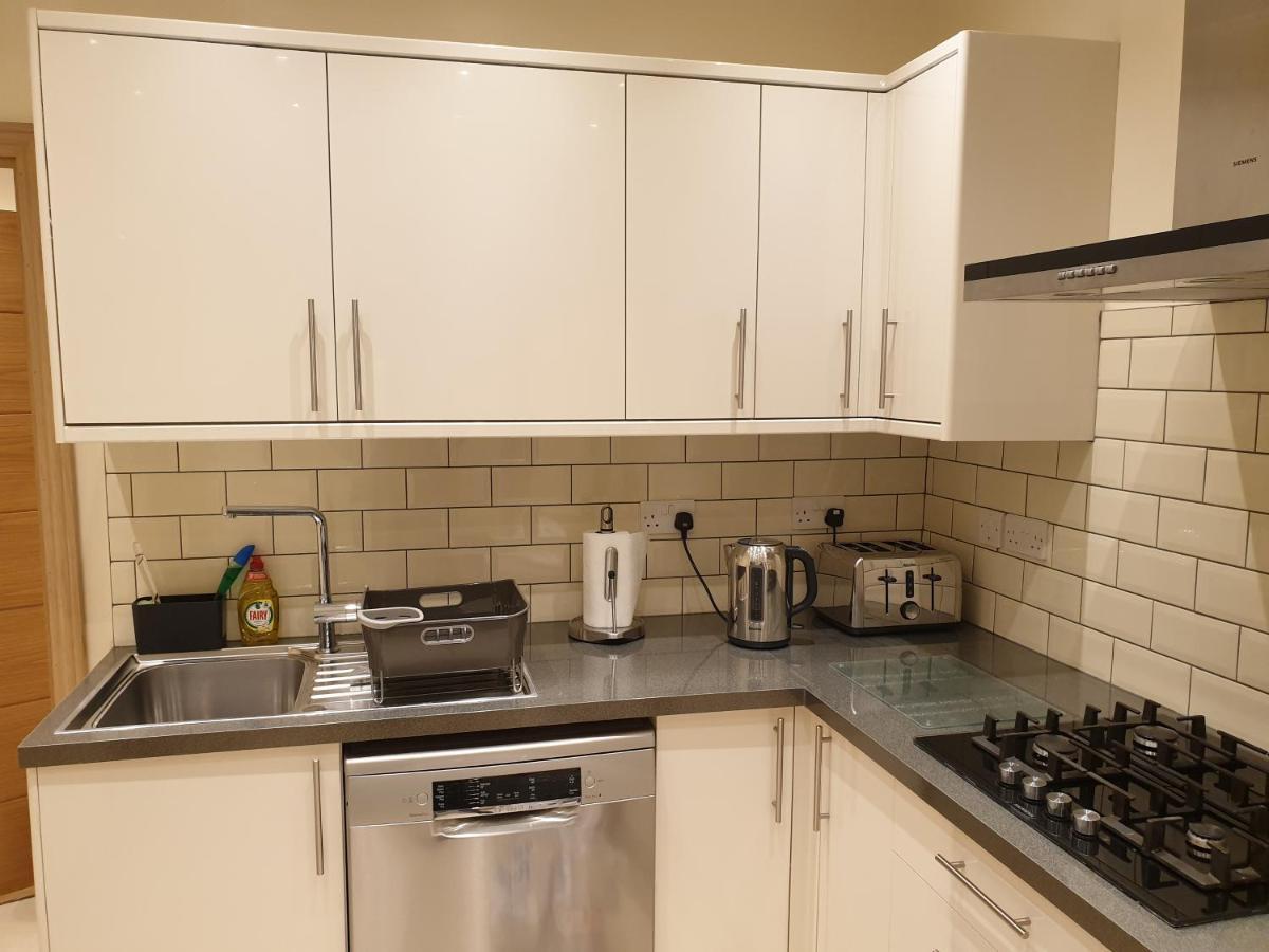 London Luxury Apartments 3 Bedroom Sleeps 8 With 3 Bathrooms 5 Mins Walk To Tube Station Free Parking Илфорд Экстерьер фото