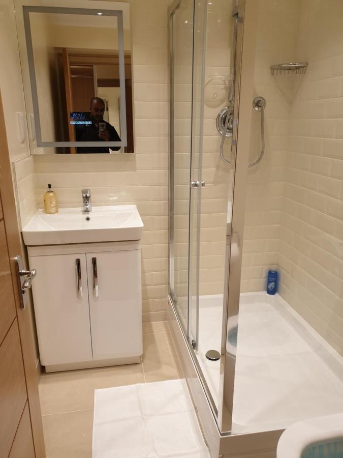 London Luxury Apartments 3 Bedroom Sleeps 8 With 3 Bathrooms 5 Mins Walk To Tube Station Free Parking Илфорд Экстерьер фото