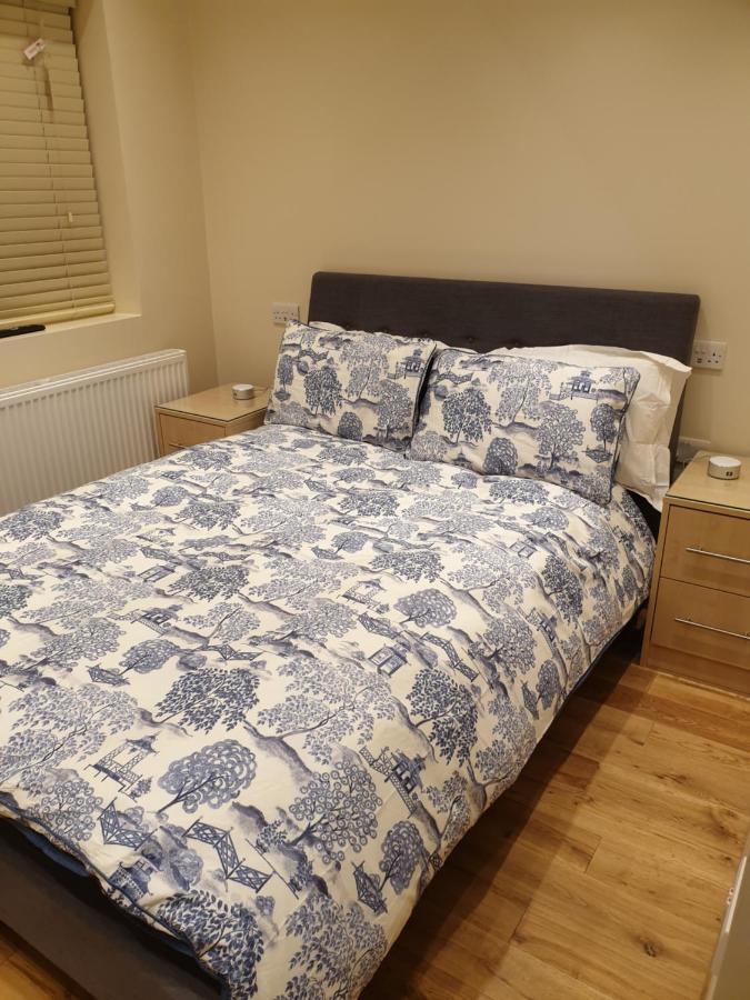 London Luxury Apartments 3 Bedroom Sleeps 8 With 3 Bathrooms 5 Mins Walk To Tube Station Free Parking Илфорд Экстерьер фото