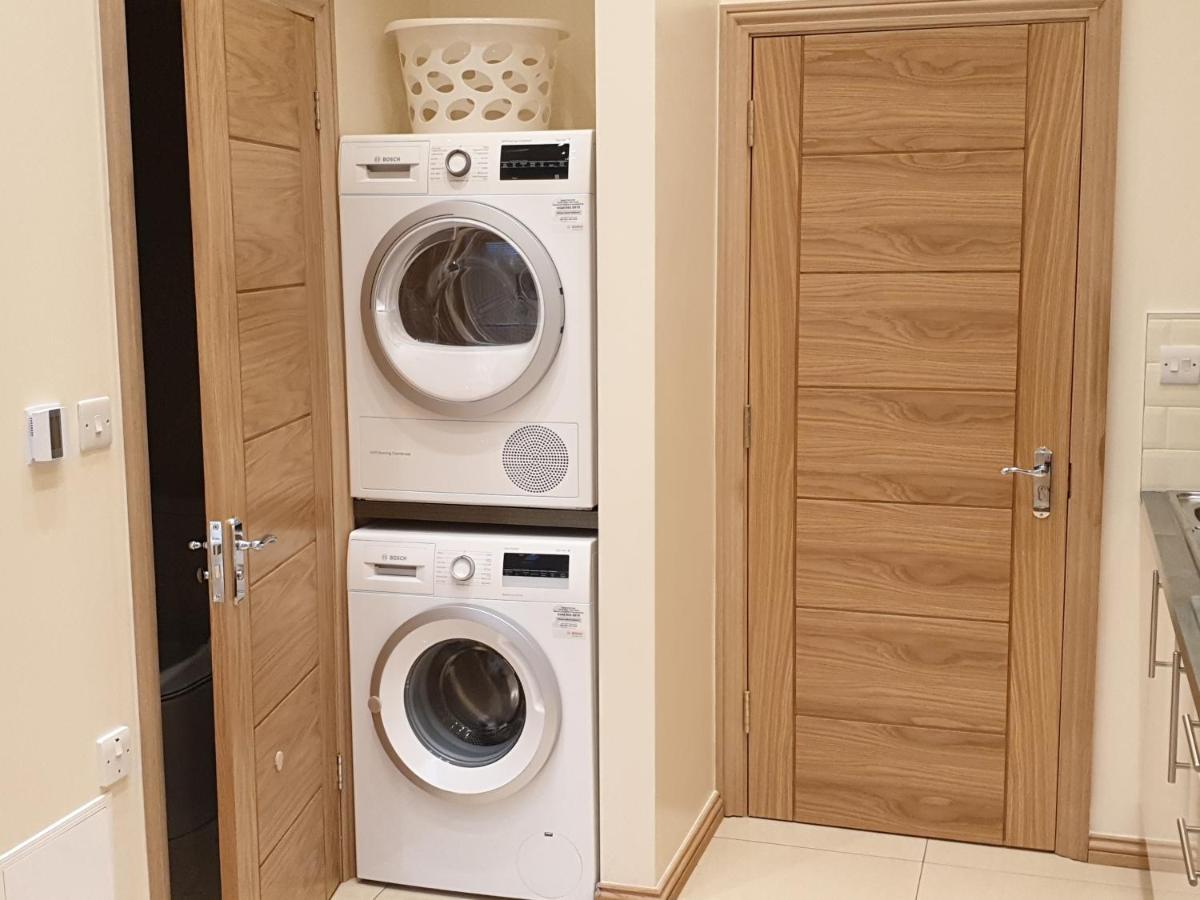 London Luxury Apartments 3 Bedroom Sleeps 8 With 3 Bathrooms 5 Mins Walk To Tube Station Free Parking Илфорд Экстерьер фото