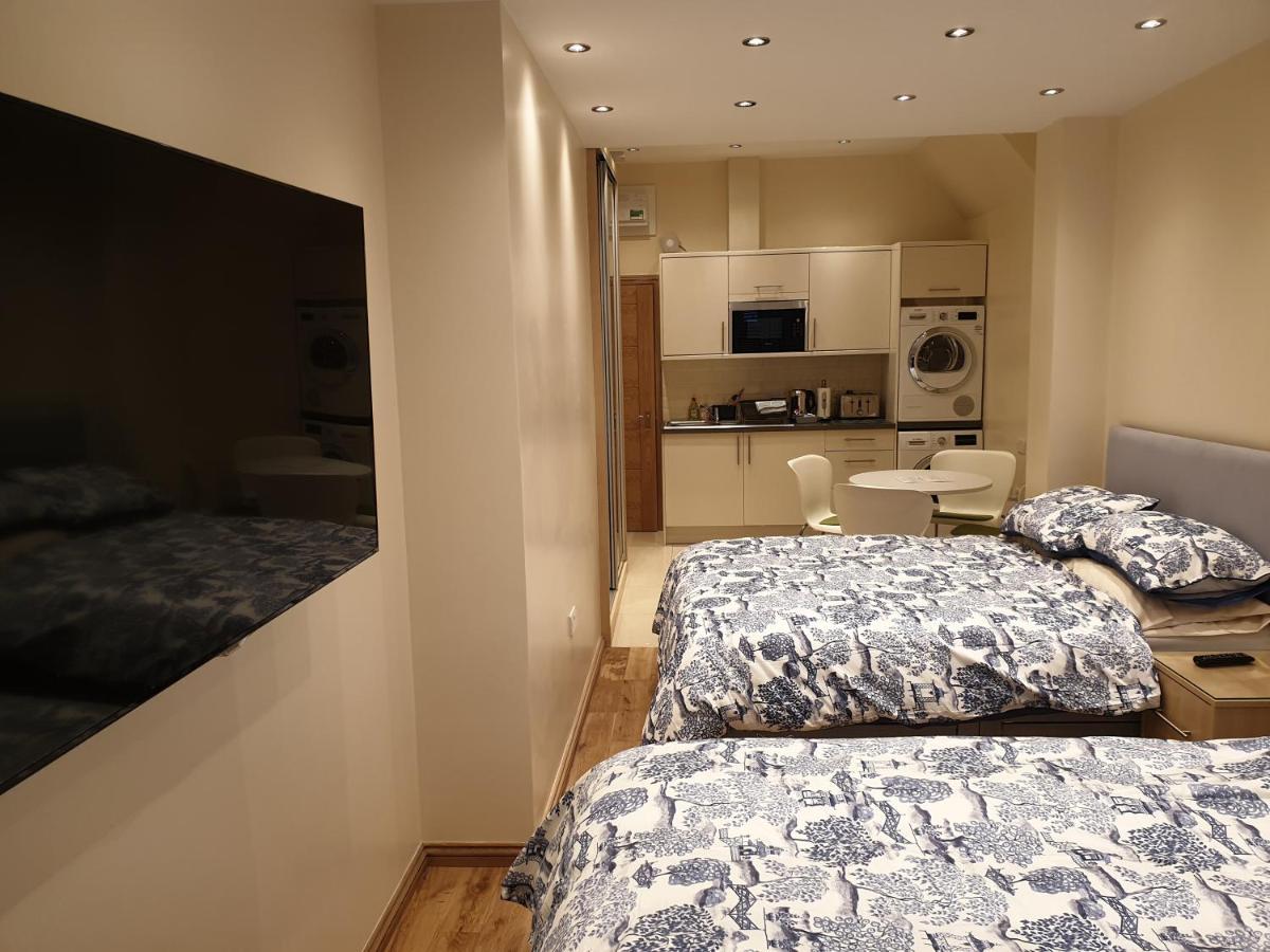 London Luxury Apartments 3 Bedroom Sleeps 8 With 3 Bathrooms 5 Mins Walk To Tube Station Free Parking Илфорд Экстерьер фото