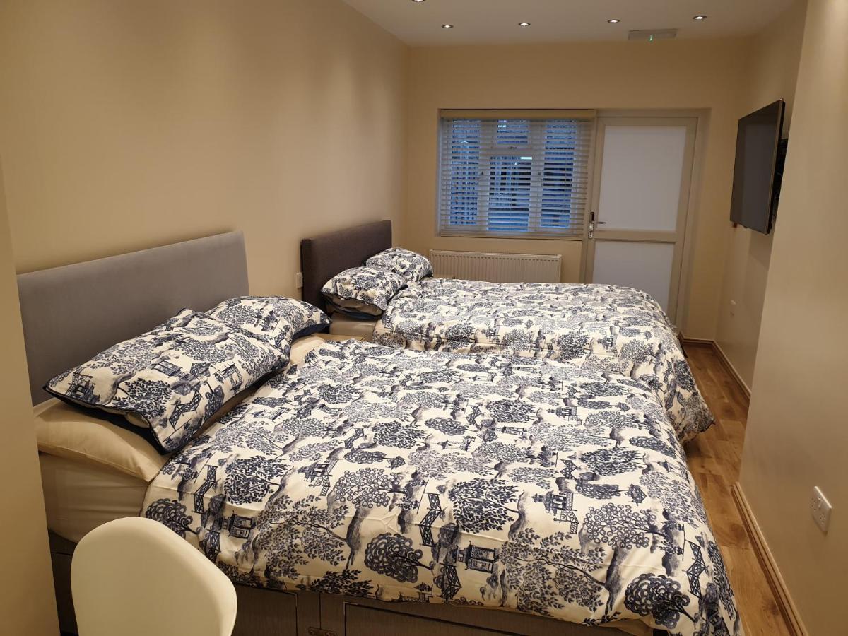London Luxury Apartments 3 Bedroom Sleeps 8 With 3 Bathrooms 5 Mins Walk To Tube Station Free Parking Илфорд Экстерьер фото