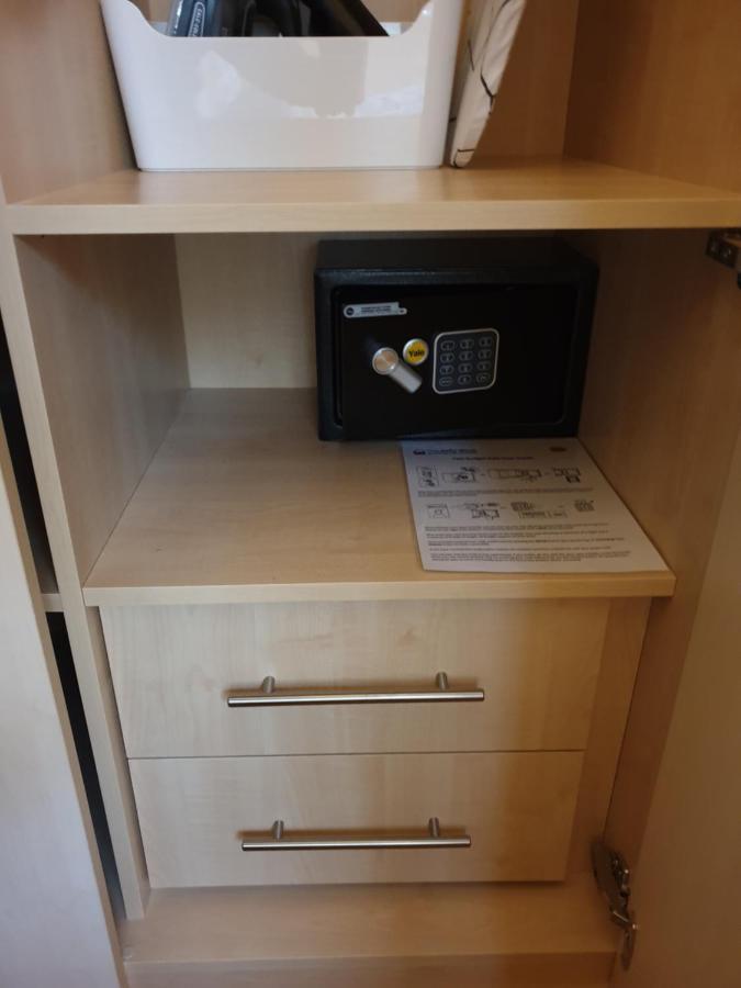 London Luxury Apartments 3 Bedroom Sleeps 8 With 3 Bathrooms 5 Mins Walk To Tube Station Free Parking Илфорд Экстерьер фото