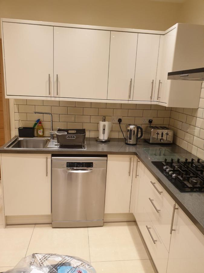 London Luxury Apartments 3 Bedroom Sleeps 8 With 3 Bathrooms 5 Mins Walk To Tube Station Free Parking Илфорд Экстерьер фото