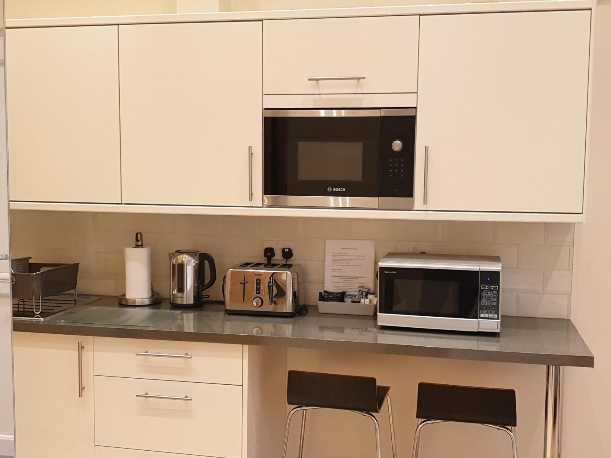 London Luxury Apartments 3 Bedroom Sleeps 8 With 3 Bathrooms 5 Mins Walk To Tube Station Free Parking Илфорд Экстерьер фото