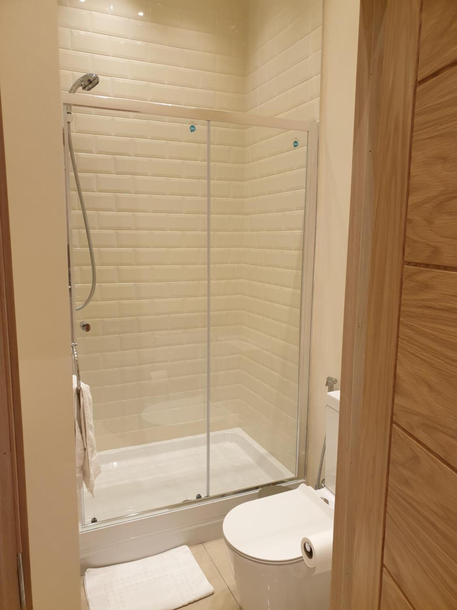 London Luxury Apartments 3 Bedroom Sleeps 8 With 3 Bathrooms 5 Mins Walk To Tube Station Free Parking Илфорд Экстерьер фото