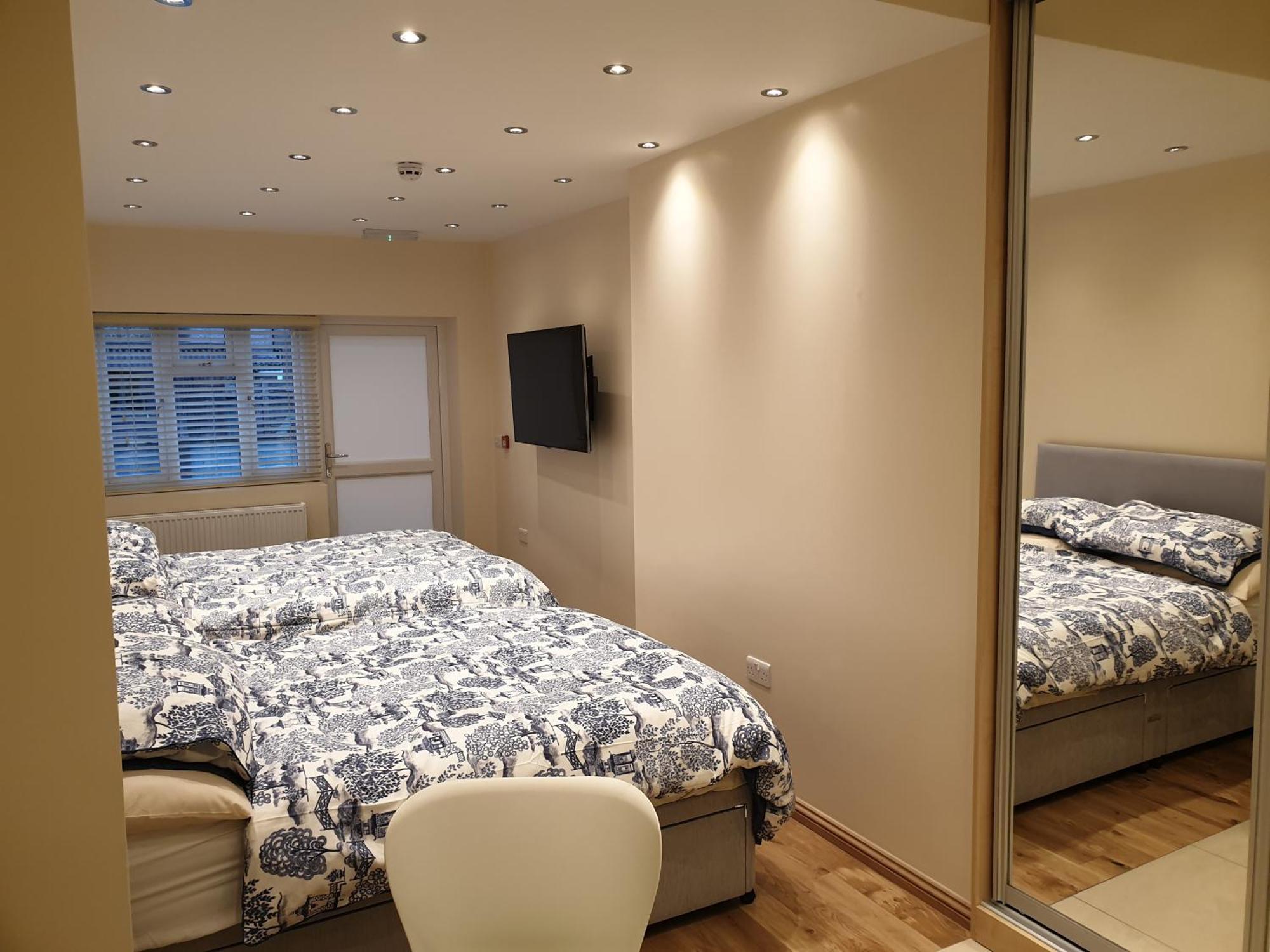 London Luxury Apartments 3 Bedroom Sleeps 8 With 3 Bathrooms 5 Mins Walk To Tube Station Free Parking Илфорд Экстерьер фото