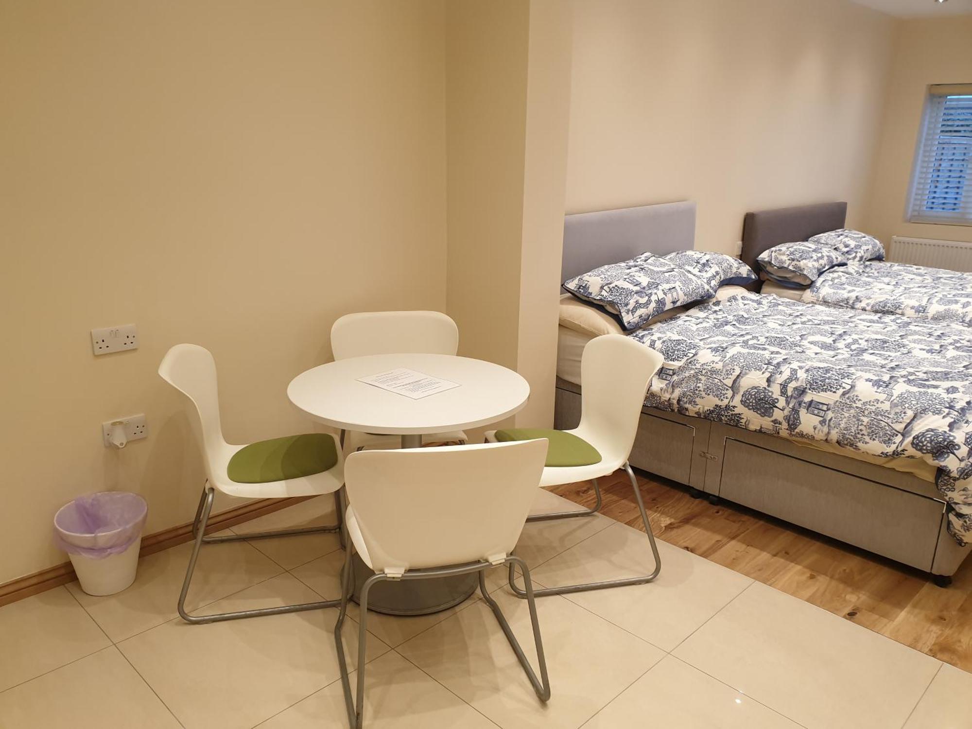London Luxury Apartments 3 Bedroom Sleeps 8 With 3 Bathrooms 5 Mins Walk To Tube Station Free Parking Илфорд Экстерьер фото