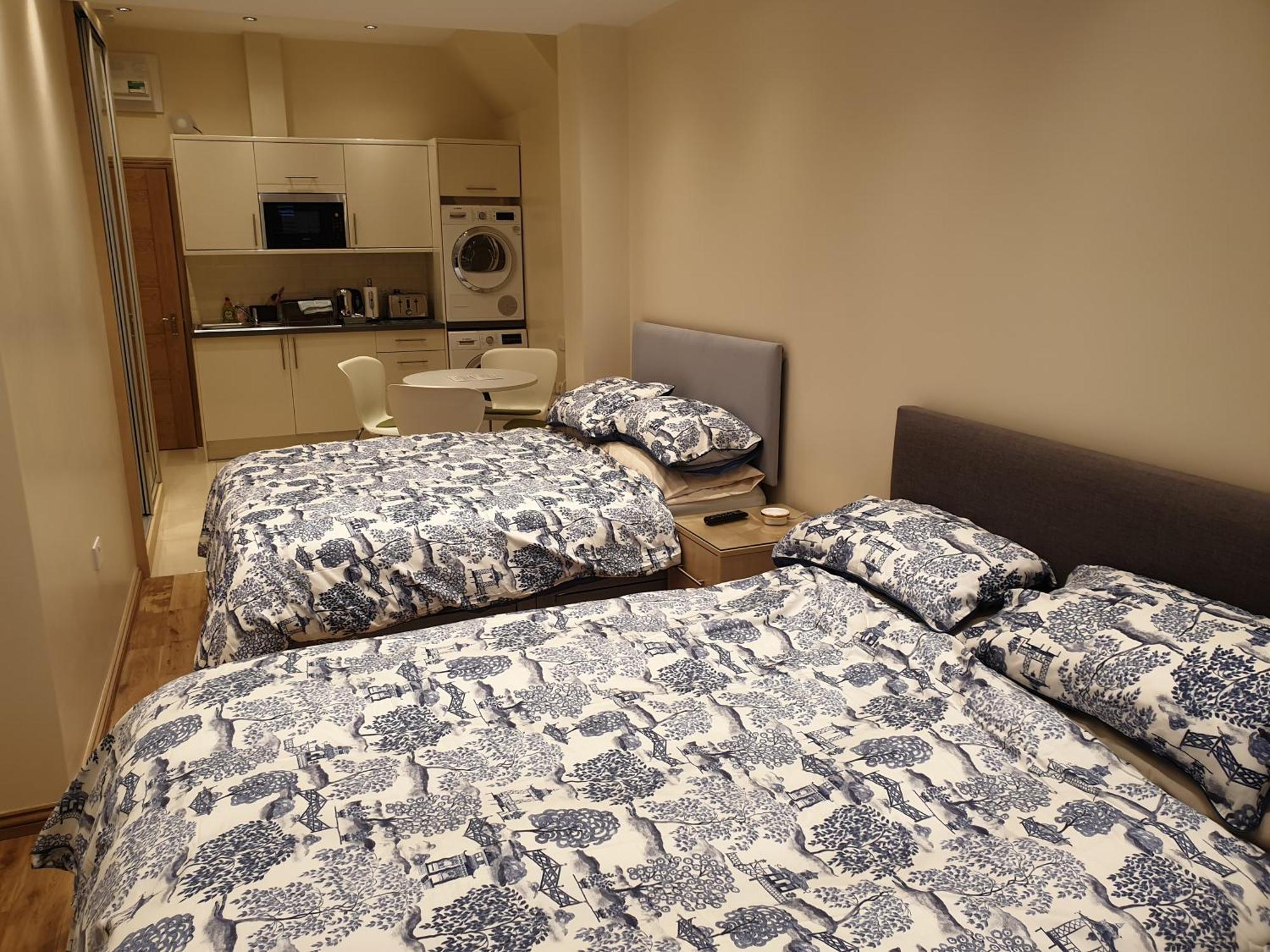 London Luxury Apartments 3 Bedroom Sleeps 8 With 3 Bathrooms 5 Mins Walk To Tube Station Free Parking Илфорд Экстерьер фото