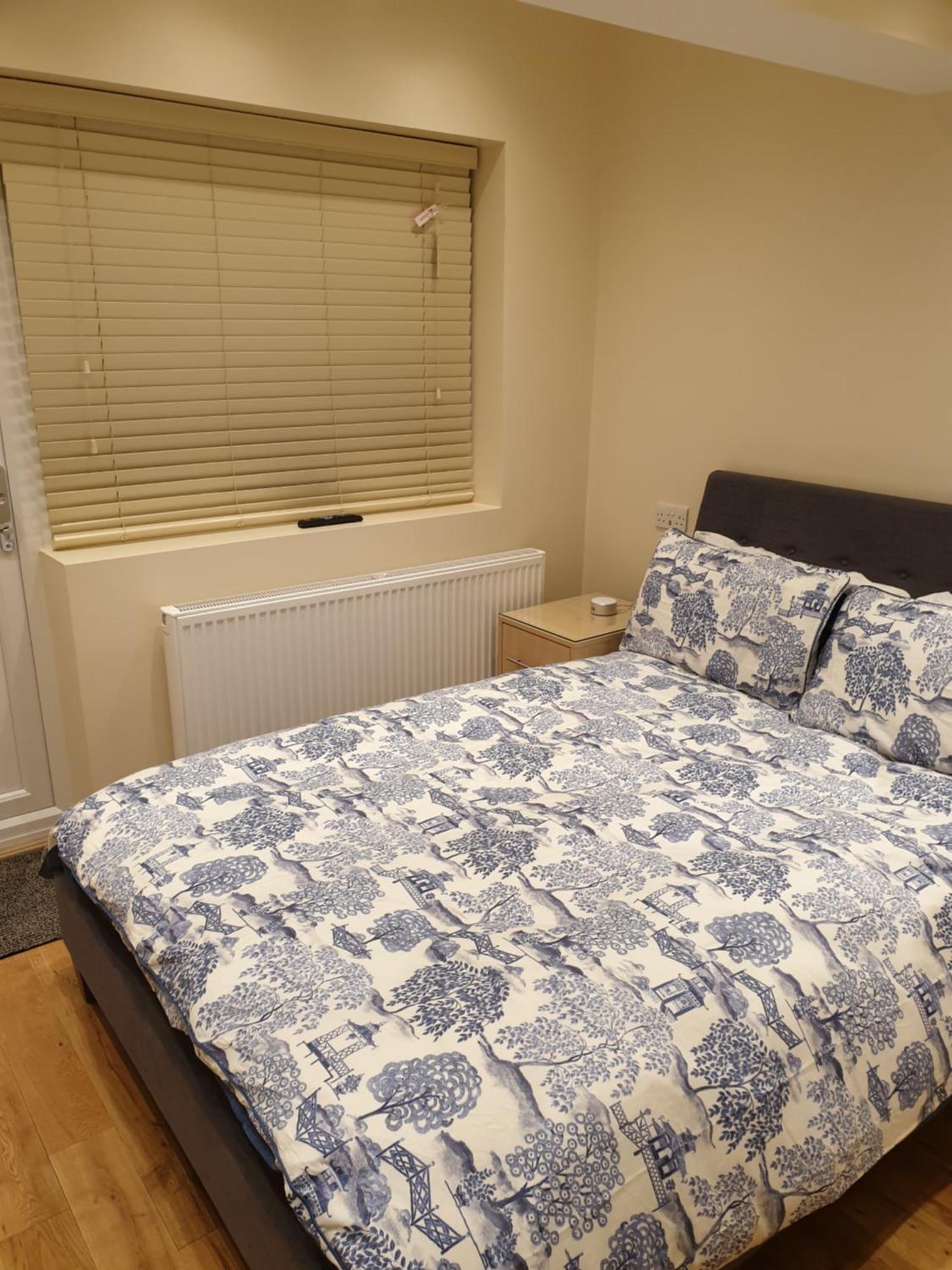 London Luxury Apartments 3 Bedroom Sleeps 8 With 3 Bathrooms 5 Mins Walk To Tube Station Free Parking Илфорд Экстерьер фото