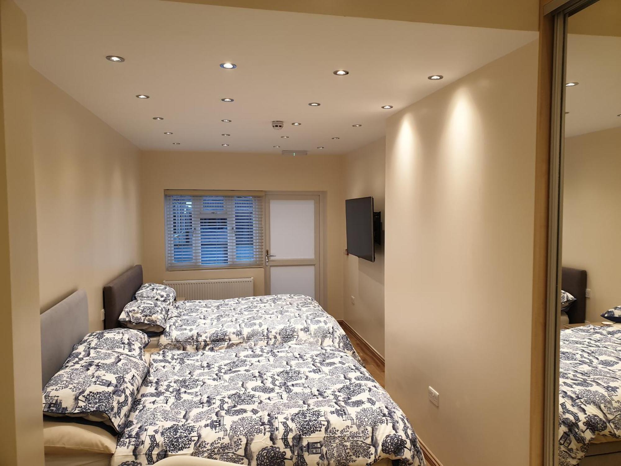 London Luxury Apartments 3 Bedroom Sleeps 8 With 3 Bathrooms 5 Mins Walk To Tube Station Free Parking Илфорд Экстерьер фото